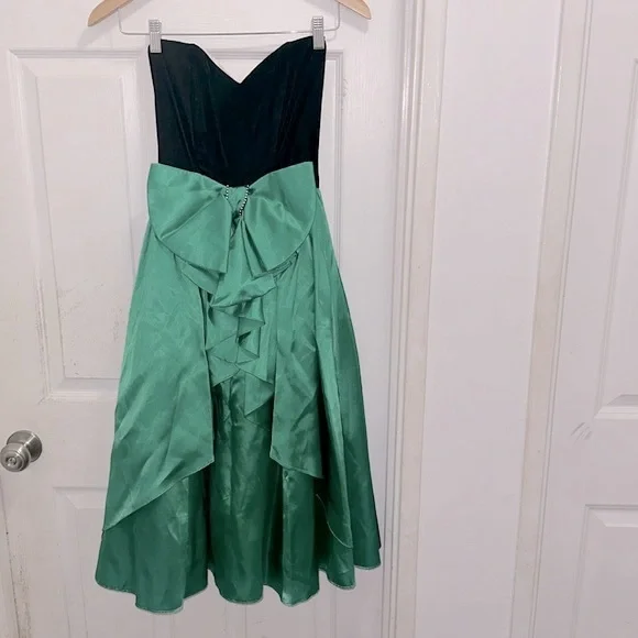 green emerald velvet dress Gunne Sax Dress Green Velvet main image 0